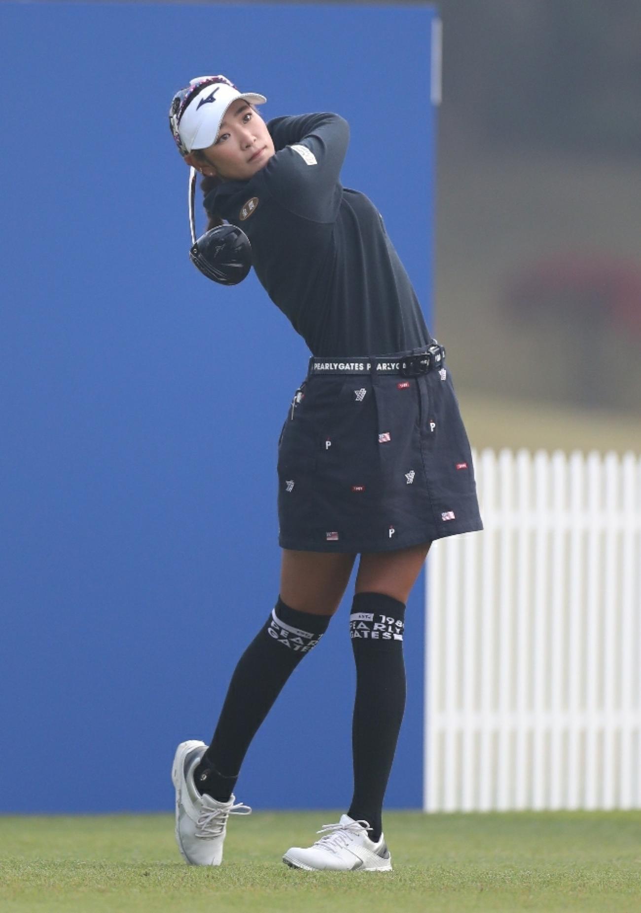 1番、ティーショットを放つ原英莉花（撮影・狩俣裕三）