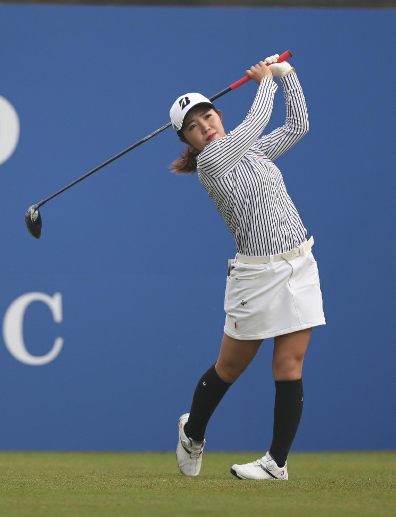 1番、ティーショットを放つ古江彩佳（撮影・狩俣裕三）