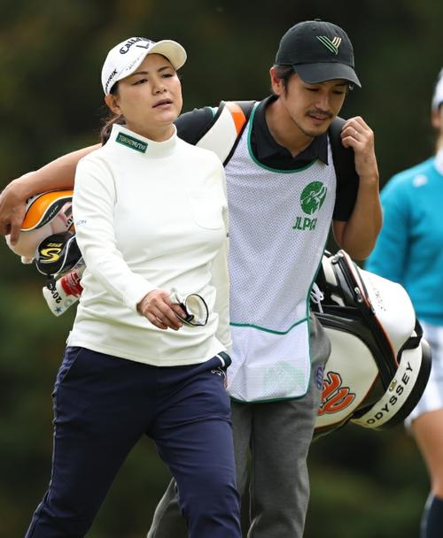 6番、フェアウエーを歩く横峯さくら（左）と夫の森川キャディー（撮影・狩俣裕三）
