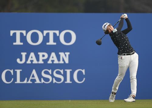 1番、ティーショットを放つ渋野日向子（撮影・狩俣裕三）