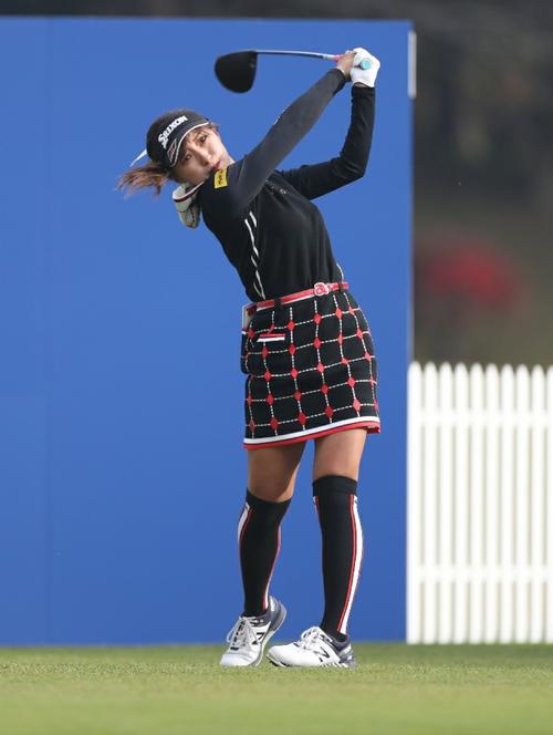 1番、ティーショットを放つ臼井麗香（撮影・狩俣裕三）