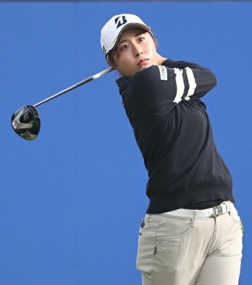 1番、ティーショットを放つ大里桃子（撮影・狩俣裕三）