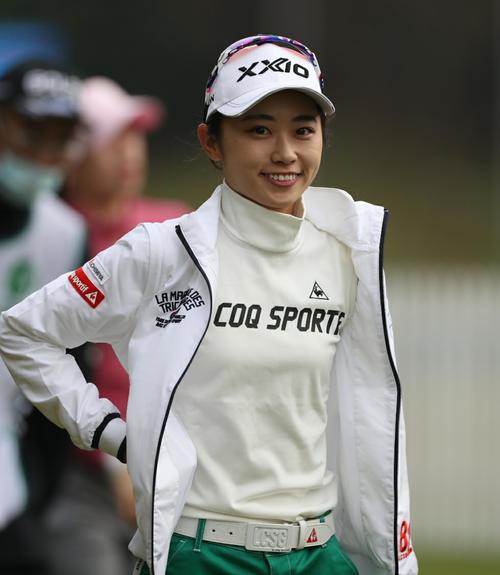 1番、ティーショットを放った後、笑顔を見せる安田祐香（撮影・狩俣裕三）