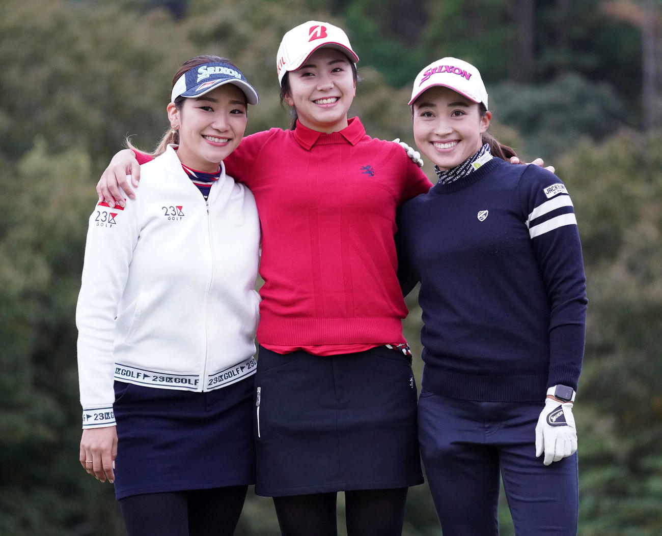 練習ラウンド前、記念撮影する、左から安田彩乃、堀琴音、村田理沙（撮影・江口和貴）
