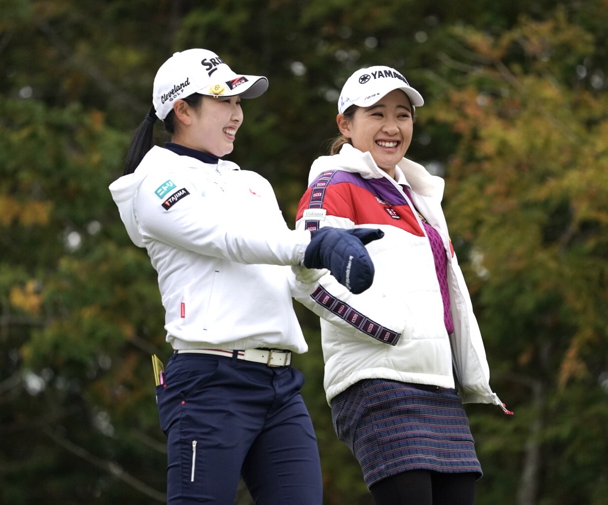 笑顔を見せながら練習ラウンドに臨む永井花奈（右）と小祝さくら（撮影・江口和貴）