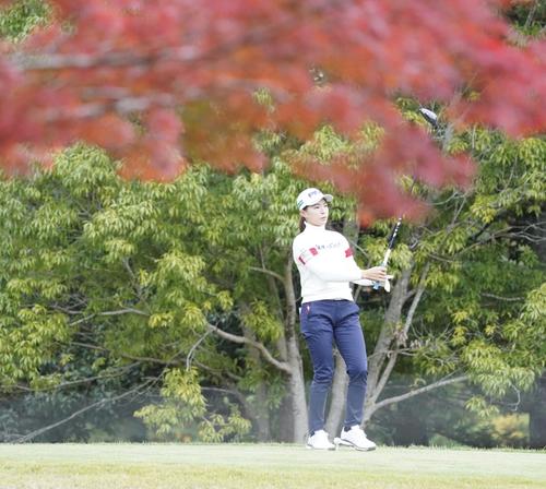 練習ラウンドで、11番に臨む渋野日向子（撮影・江口和貴）
