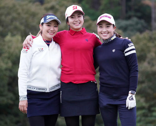 練習ラウンド前、記念撮影する、左から安田彩乃、堀琴音、村田理沙（撮影・江口和貴）