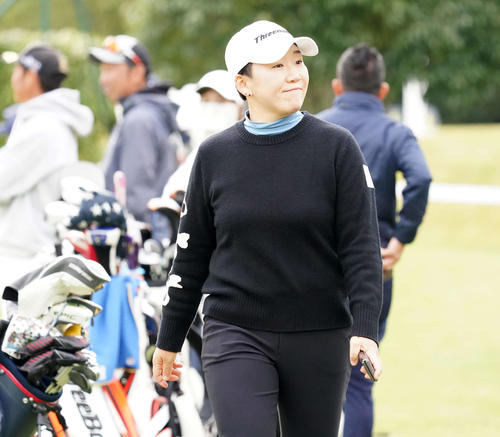 練習ラウンドを終え、引き揚げる申ジエ（撮影・江口和貴）