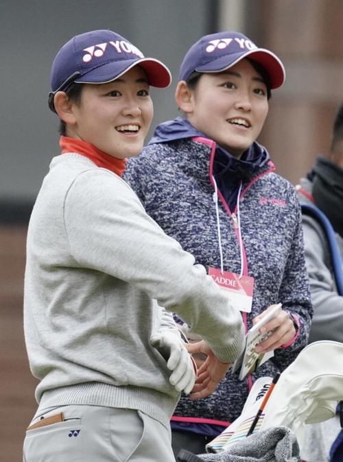 練習ラウンドに臨む岩井明愛（左）。右は双子で妹の千怜