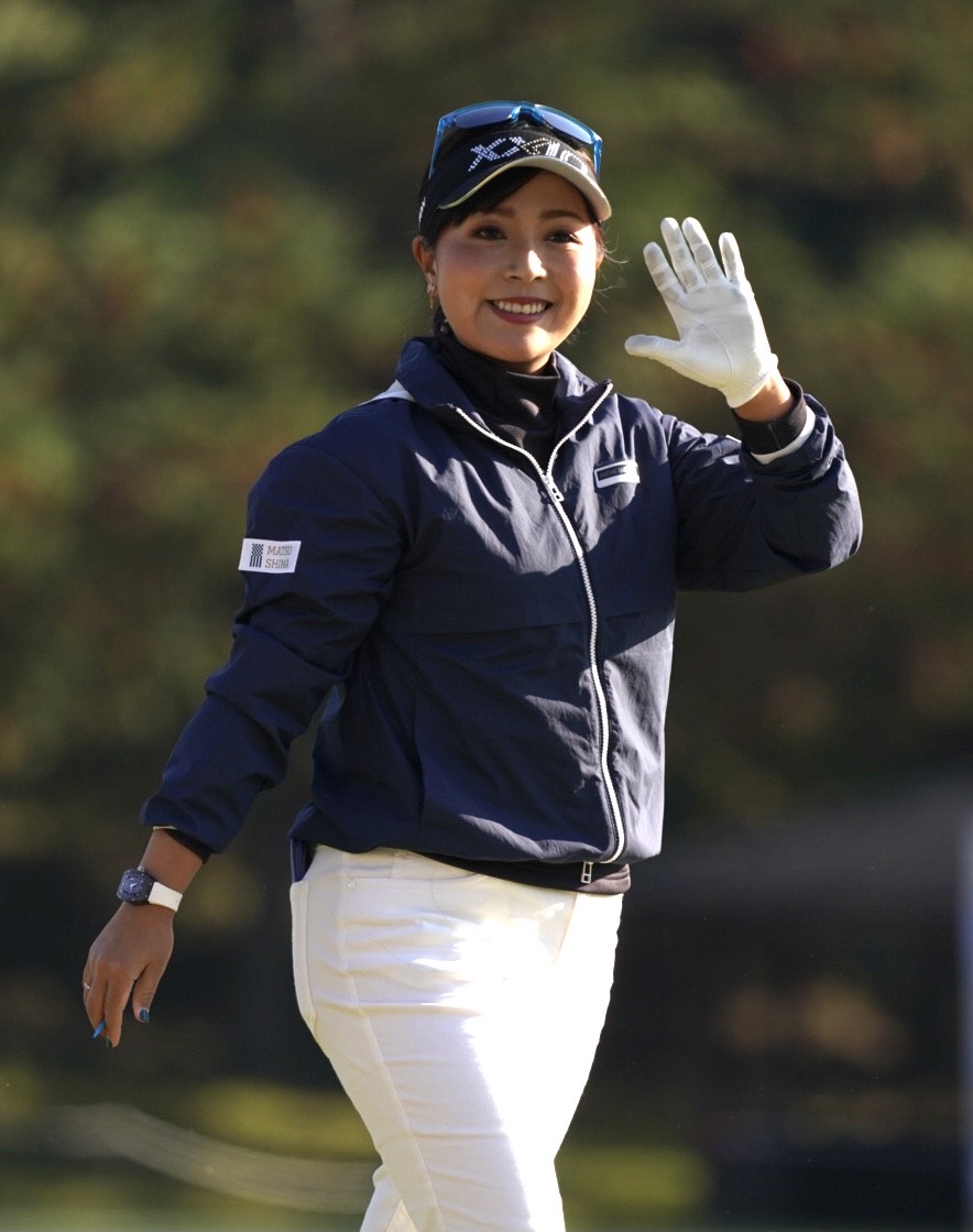 2番、笑顔で手を振る青木瀬令奈（撮影・江口和貴）