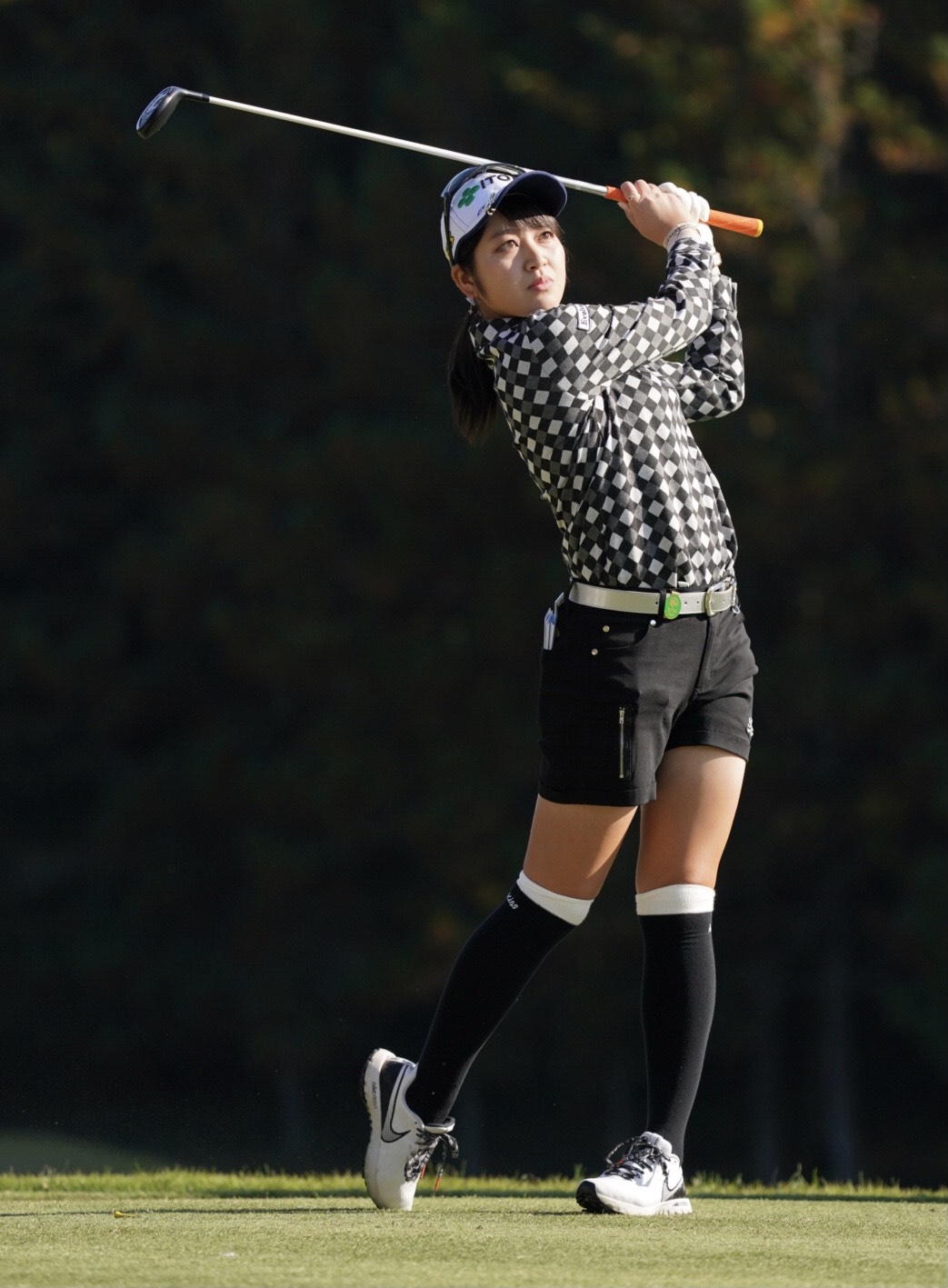 2番、ティーショットを放つ田辺ひかり（撮影・江口和貴）