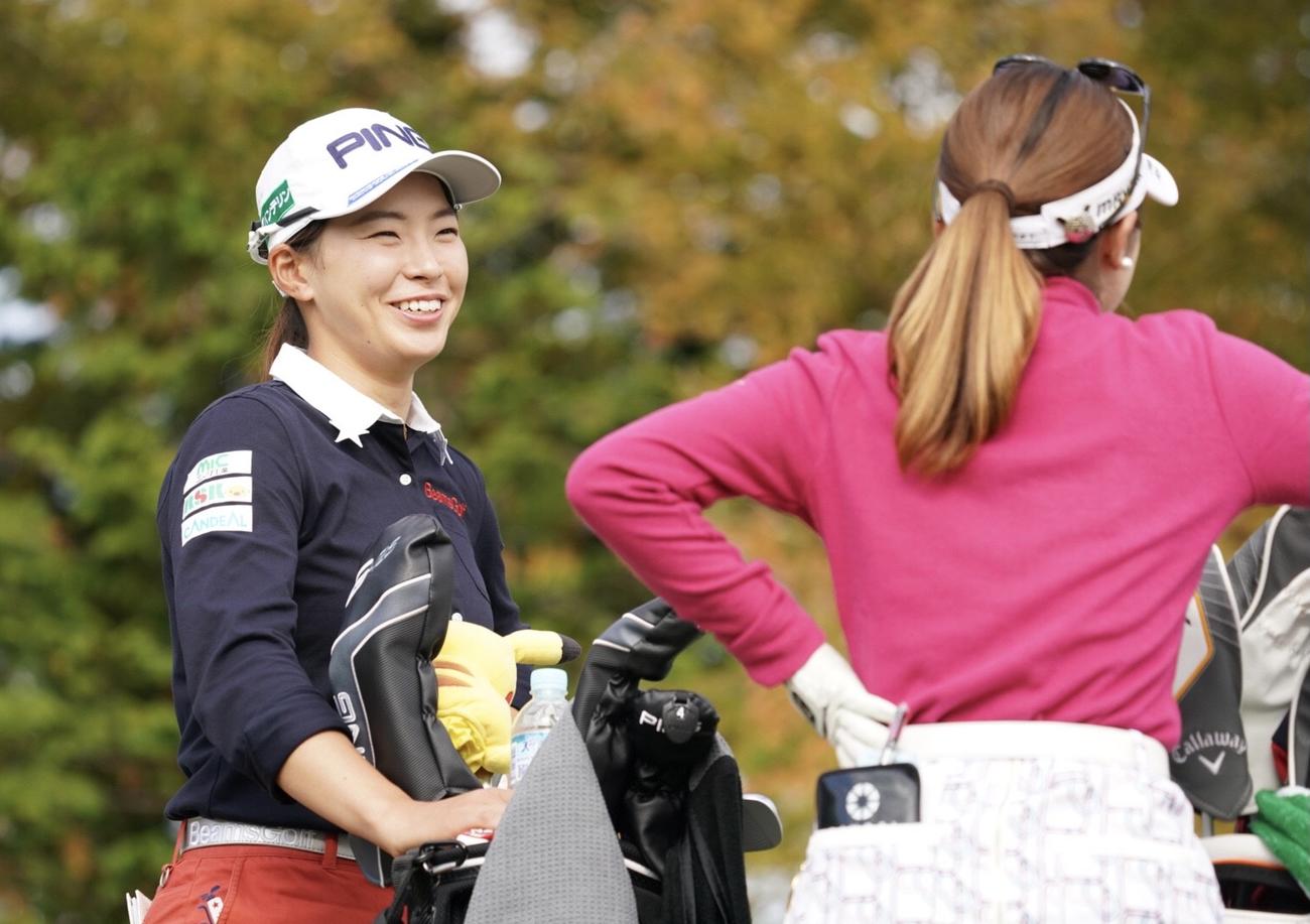 10番スタート前、西村優菜（右）と談笑する渋野日向子（撮影・江口和貴）