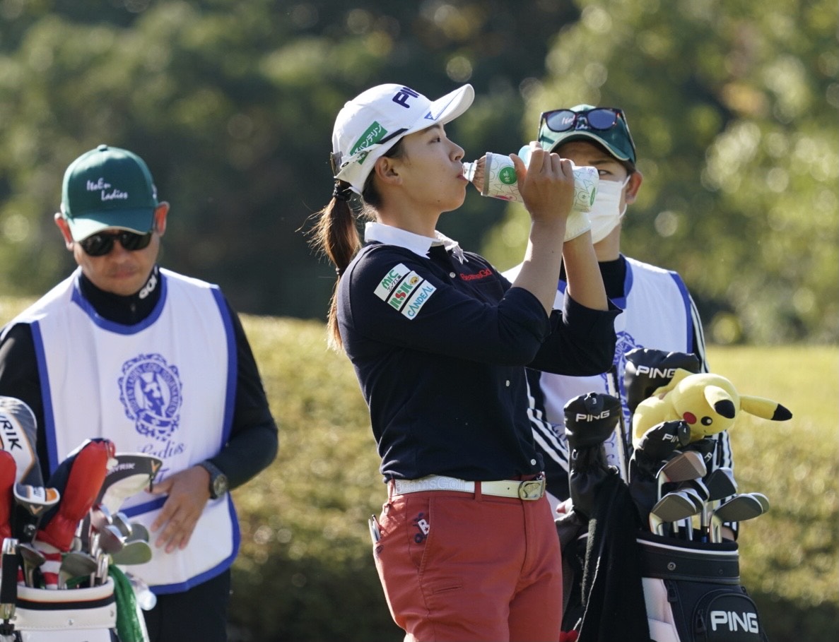 3番、お茶を飲む渋野日向子（撮影・江口和貴）
