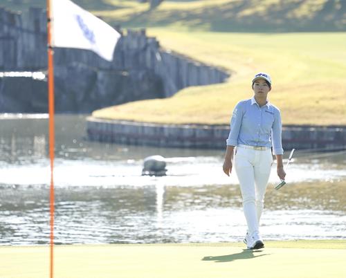 18番、パットを外し厳しい表情の渋野日向子（撮影・江口和貴）