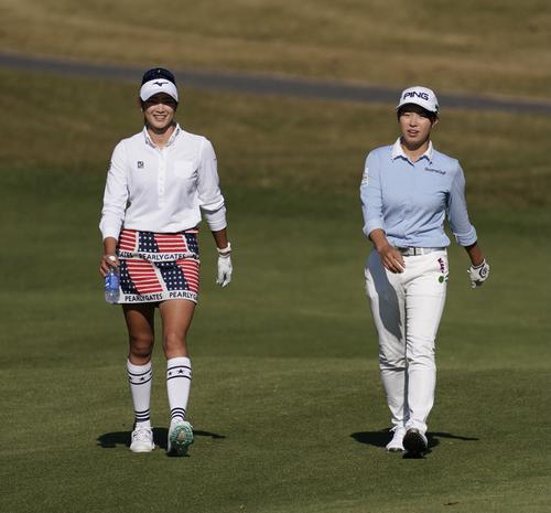 5番、話しながら歩く渋野日向子（右）と原英莉花（撮影・江口和貴）