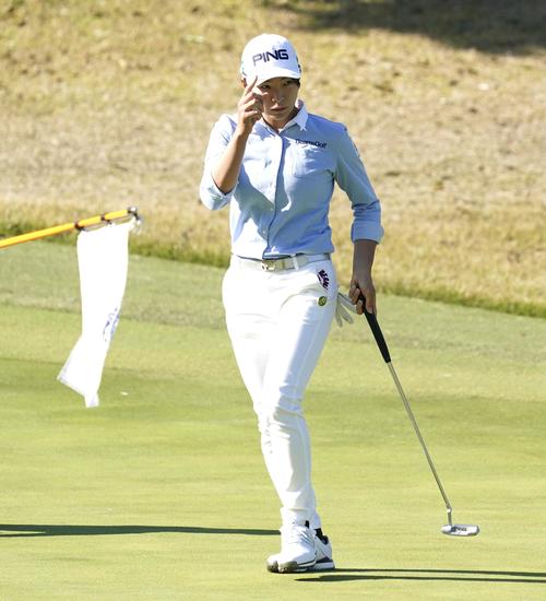 7番、バーディーパットを沈めた渋野日向子（撮影・江口和貴）