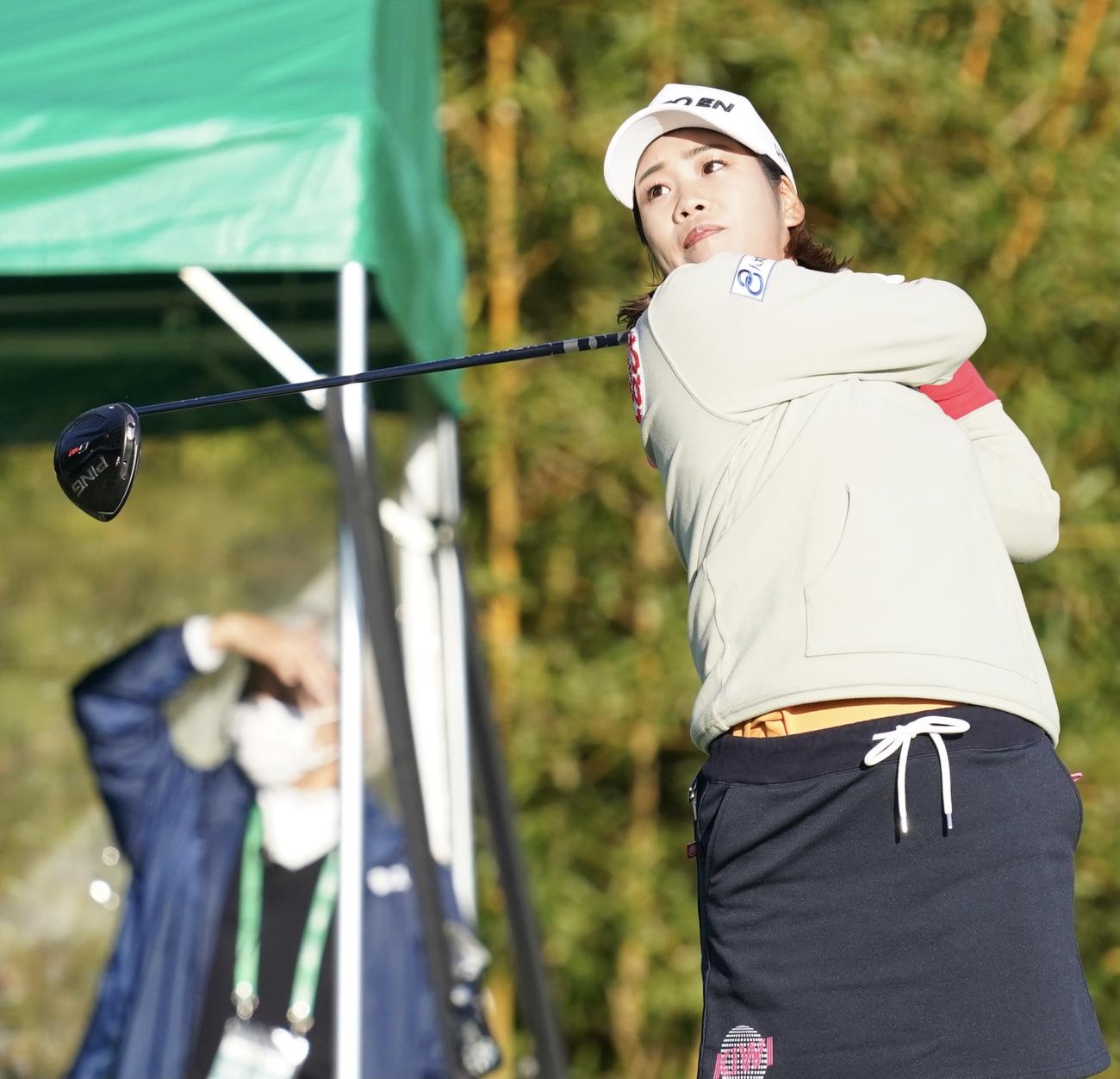 1番、ティーショットを放つ浜田茉優（撮影・江口和貴）