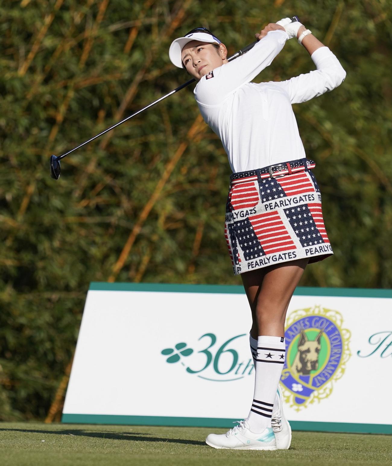 1番、ティーショットを放つ原英莉花（撮影・江口和貴）