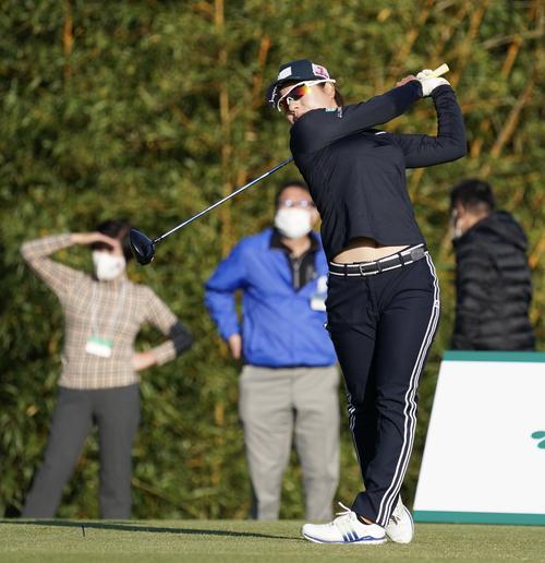 1番、ティーショットを放つ岡山絵里（撮影・江口和貴）