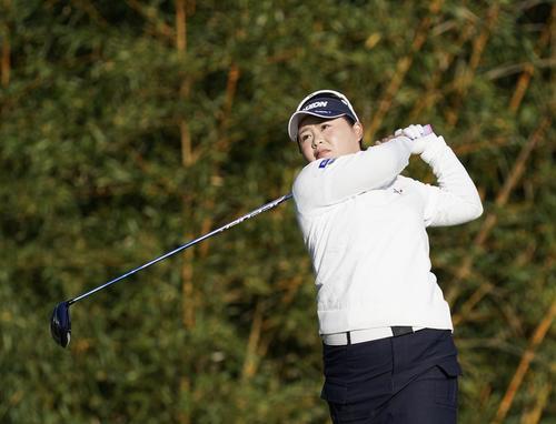 1番、ティーショットを放つ東浩子（撮影・江口和貴）
