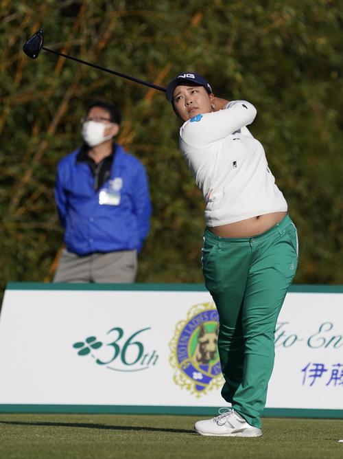 1番、ティーショットを放つ鈴木愛（撮影・江口和貴）