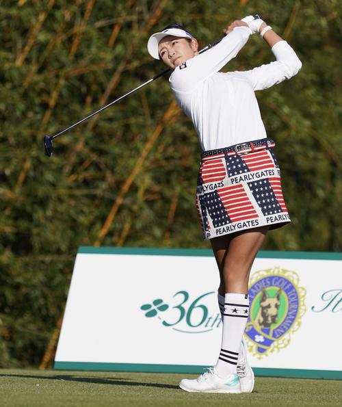 1番、ティーショットを放つ原英莉花（撮影・江口和貴）