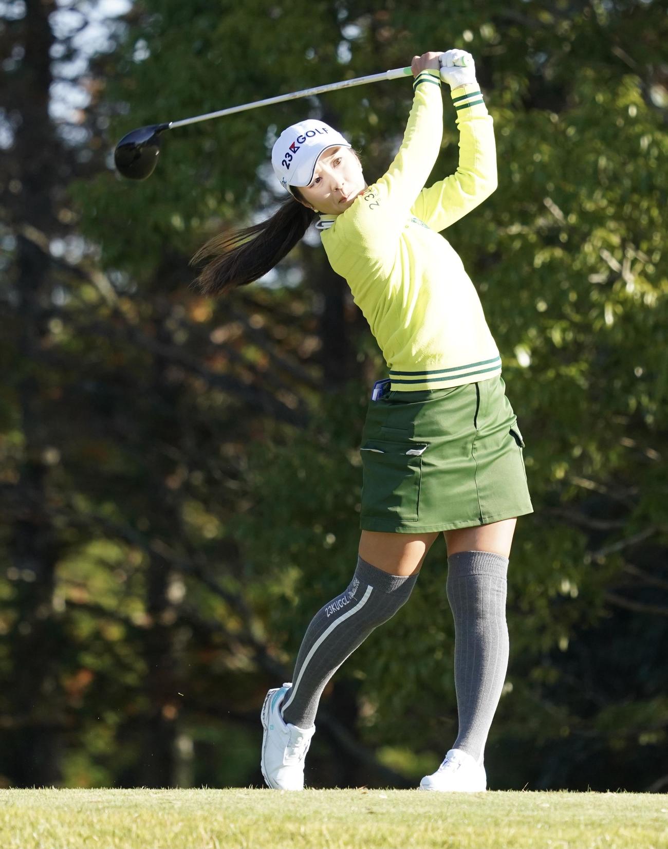 11番、ティーショットを放つ菊地絵理香（撮影・江口和貴）
