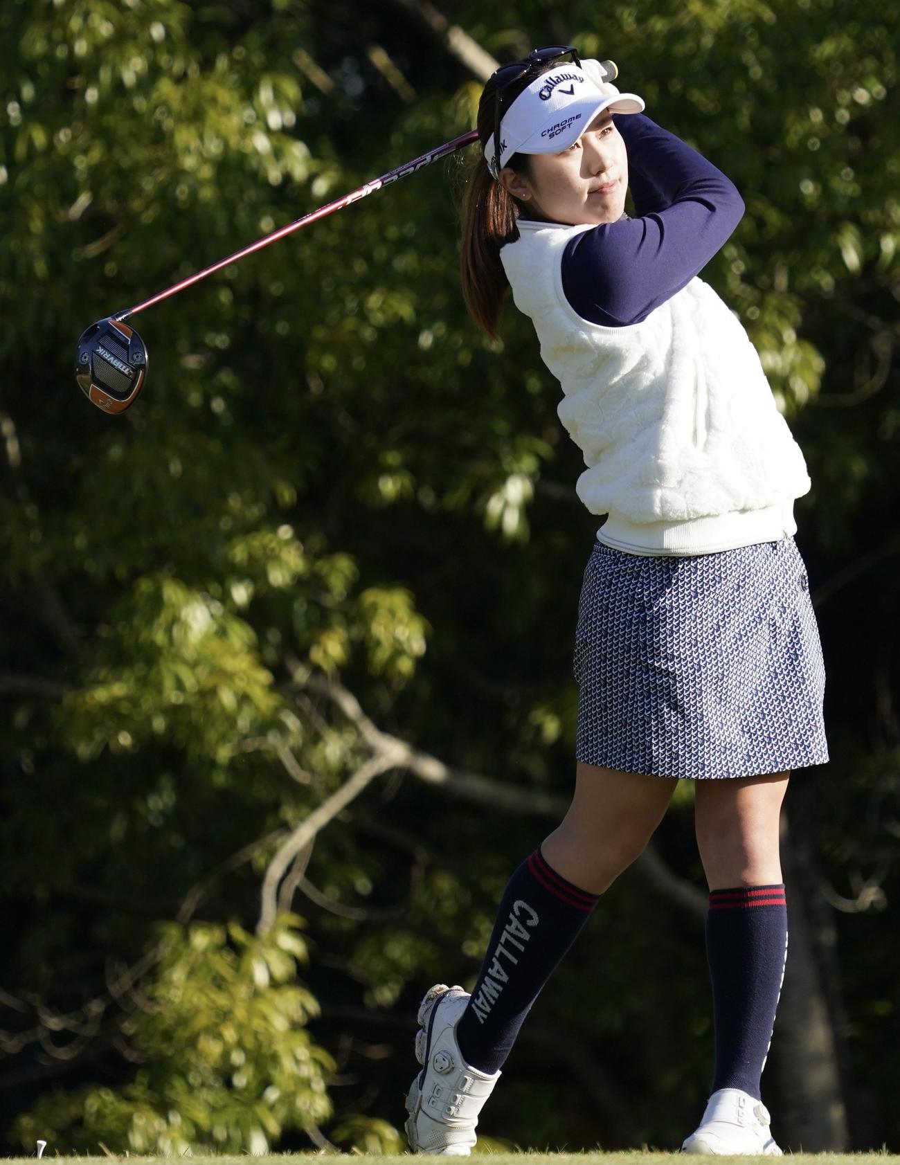 11番、ティーショットを放つ西村優菜（撮影・江口和貴）