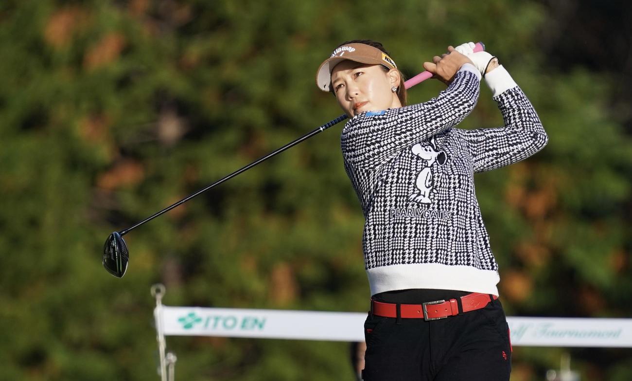 1番、ティーショットを放つ上田桃子（撮影・江口和貴）