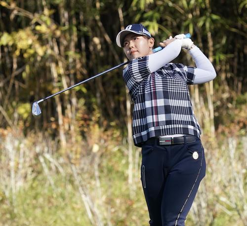 12番、ティーショットを放つ吉田優利（撮影・江口和貴）