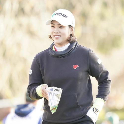 スタート前、笑顔を見せる浜田茉優（撮影・江口和貴）