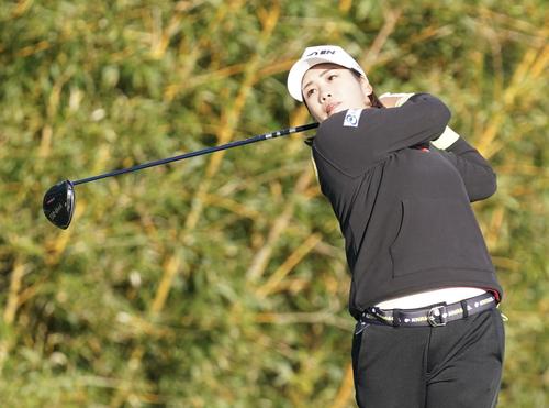 1番、ティーショットを放つ浜田茉優（撮影・江口和貴）