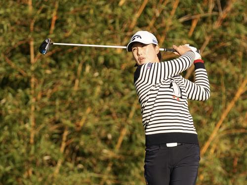 1番、ティーショットを放つ全美貞（撮影・江口和貴）