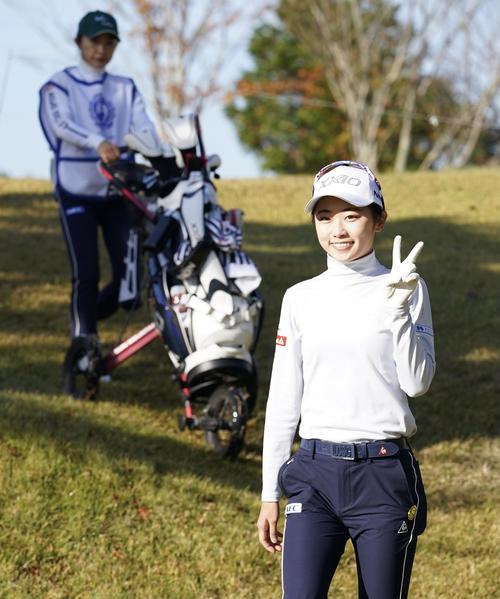 10番でバーディーを決めピースサインの安田祐香（撮影・江口和貴）