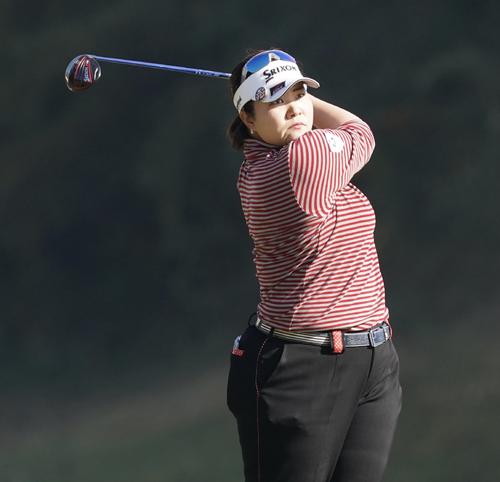 2番、ティーショットを放つ酒井美紀（撮影・江口和貴）