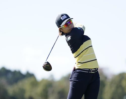 9番、ティーショットを放つ岡山絵里（撮影・江口和貴）