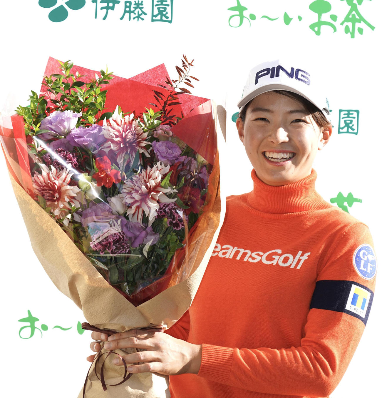 ホールアウト後、報道陣から誕生日祝いで贈られた花束を手に笑顔を見せる渋野日向子（撮影・江口和貴）