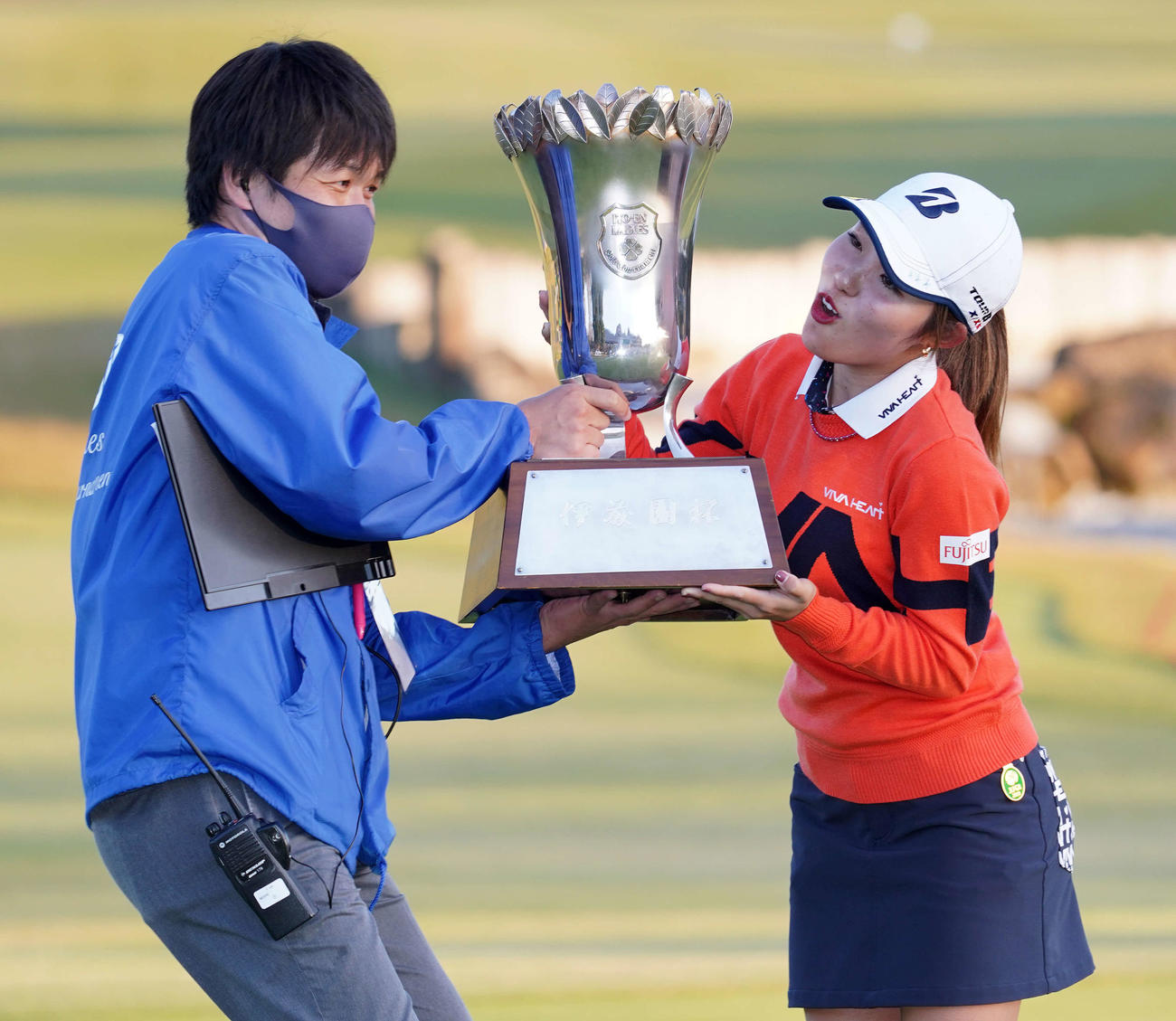 優勝杯が重たく運営スタッフ（左）に持ってもらう古江彩佳（撮影・江口和貴）
