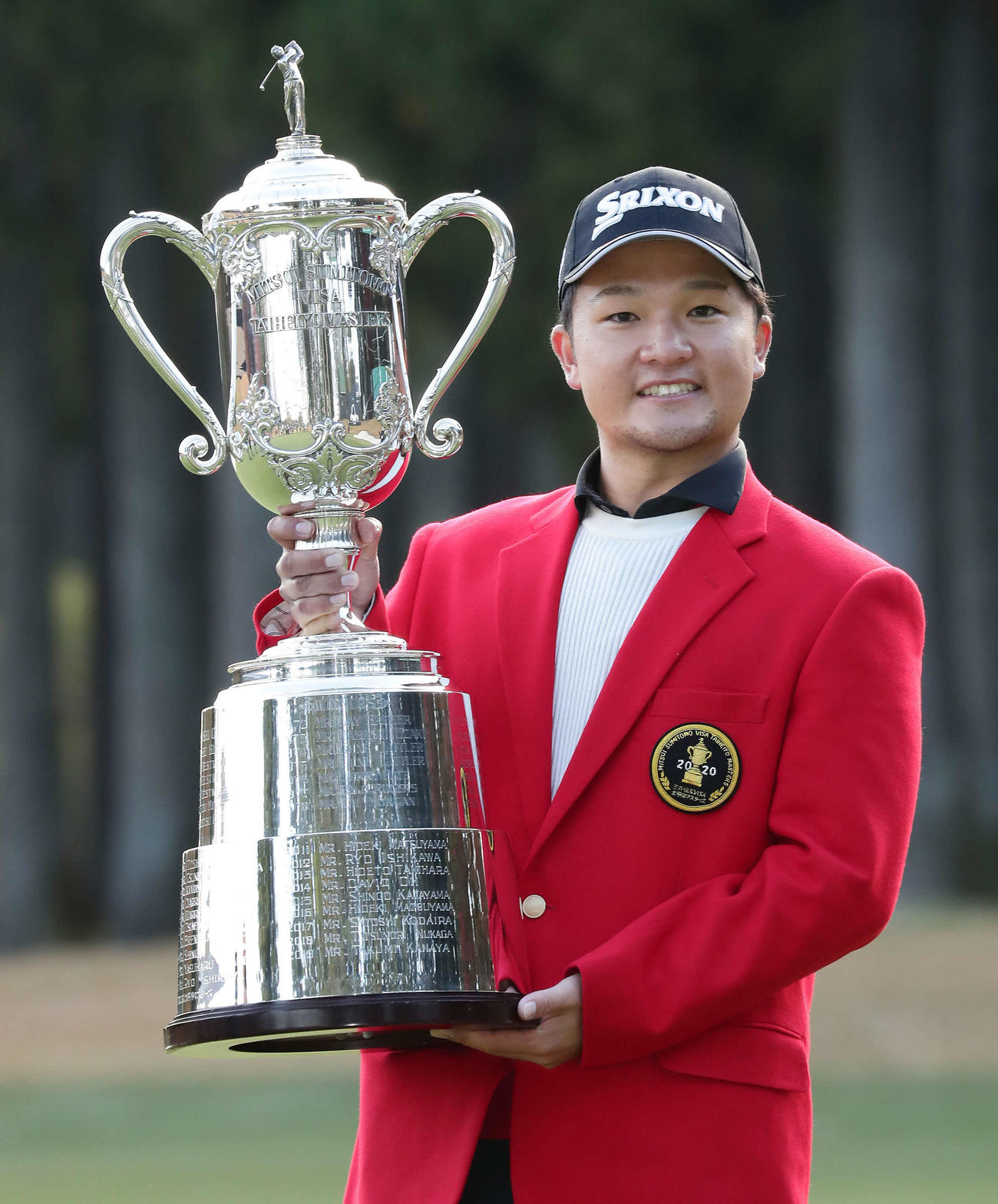 ツアー初優勝を果たして優勝トロフィーを掲げる香妻（撮影・丹羽敏通）
