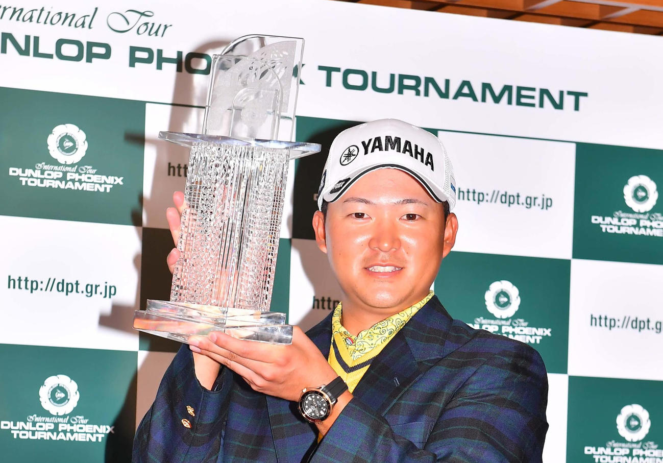 19年11月23日、ダンロップ・フェニックスを制し、優勝トロフィーを手に笑顔を見せる今平