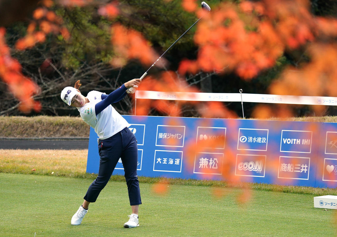 大王製紙エリエールレディス初日　18番、ティーショットを放つ渋野日向子（撮影・清水貴仁）