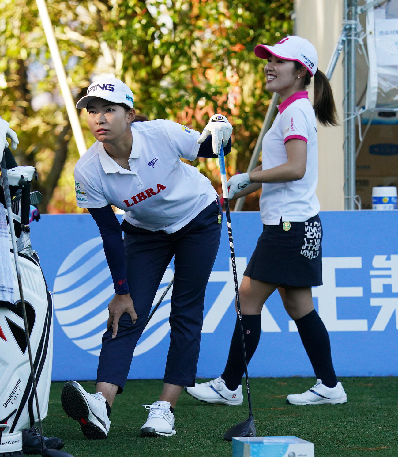 大王製紙エリエールレディス初日　10番、同組でラウンドする渋野日向子（左）と古江彩佳（撮影・清水貴仁）