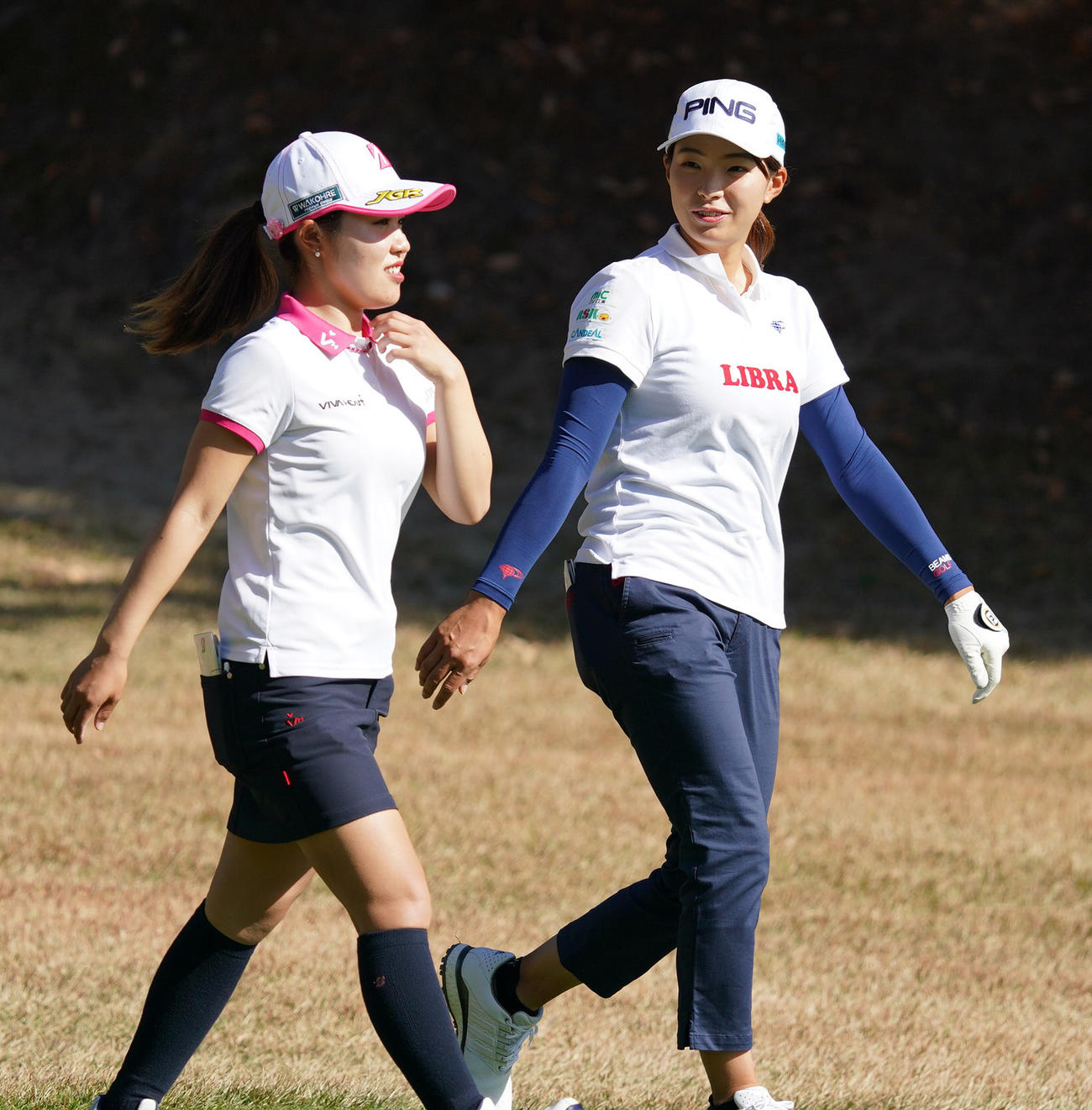 大王製紙エリエールレディス初日　2番、移動しながら話す古江彩佳（左）と渋野日向子（撮影・清水貴仁）