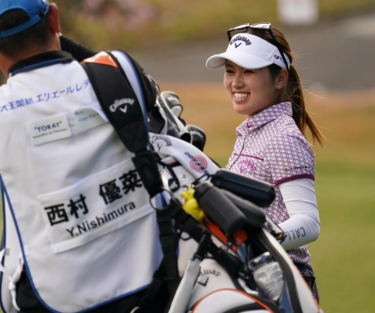 8番、笑顔でグリーンに向かう西村優菜（撮影・清水貴仁）