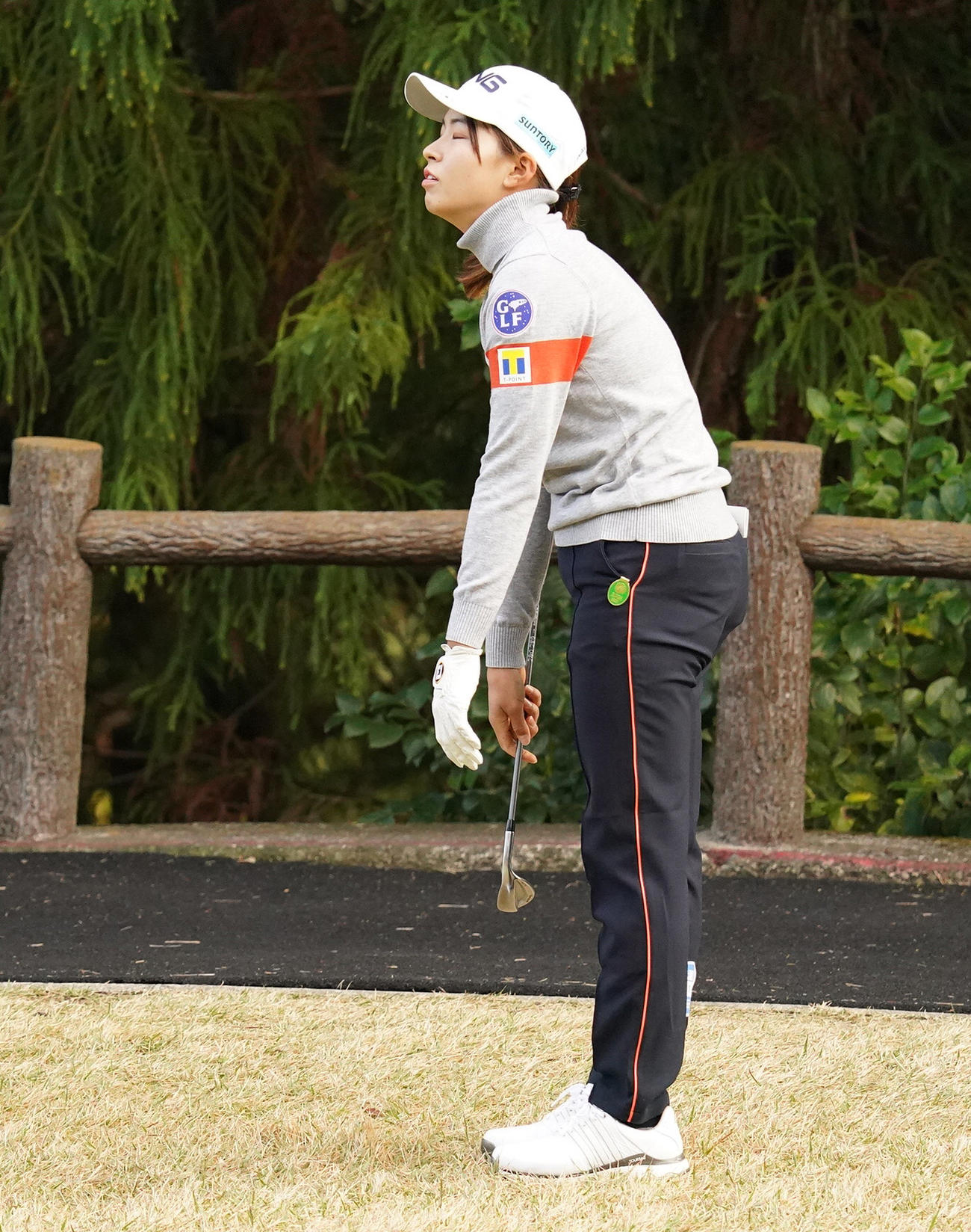 大王製紙エリエールレディース第3日　7番、アプローチショットが寄らずがっくりする渋野日向子（撮影・清水貴仁）