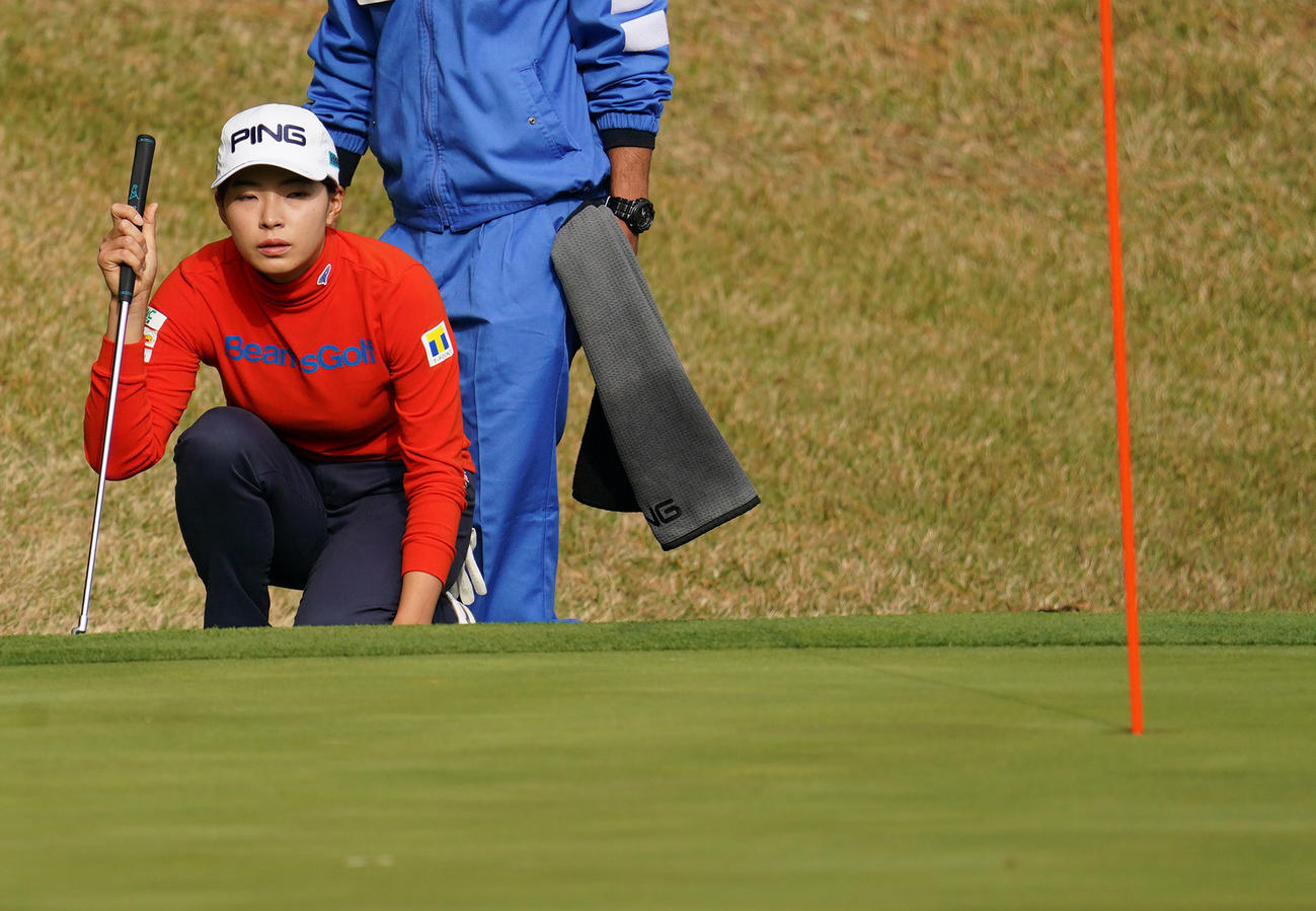 大王製紙エリエールレディース最終日　4番、グリーンのラインを読む渋野日向子（撮影・清水貴仁）