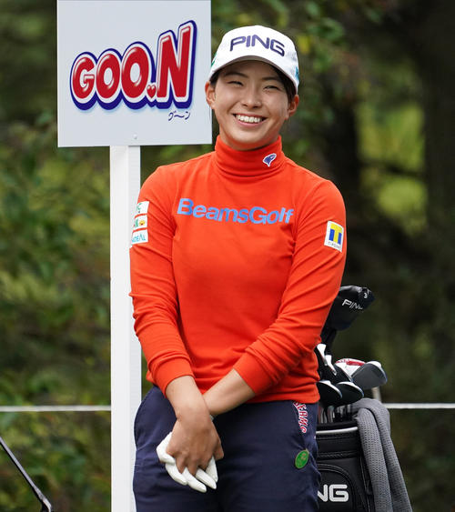 大王製紙エリエールレディース最終日　16番、ティーグラウンドで笑顔をみせる渋野日向子（撮影・清水貴仁）