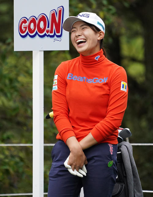 大王製紙エリエールレディース最終日　16番、ティーグラウンドで笑顔をみせる渋野日向子（撮影・清水貴仁）