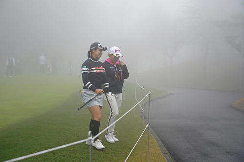 大王製紙エリエールレディス　午前9時16分、濃霧のため競技が中断となる、左から小祝さくら、勝みなみ（撮影・清水貴仁）