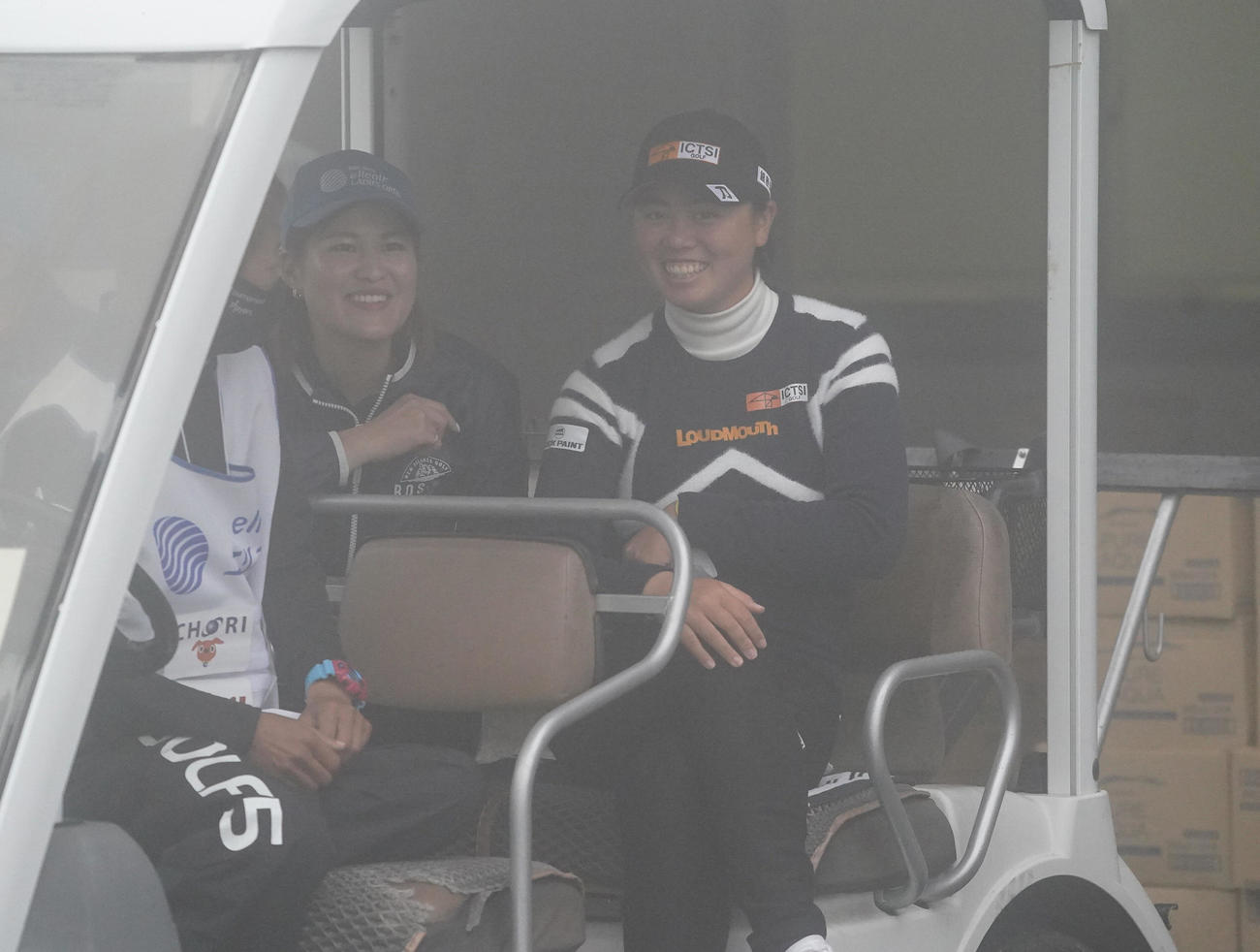 午前9時16分、濃霧のため競技が中断となりクラブハウスへ引き揚げる笹生優花（右）（撮影・清水貴仁）
